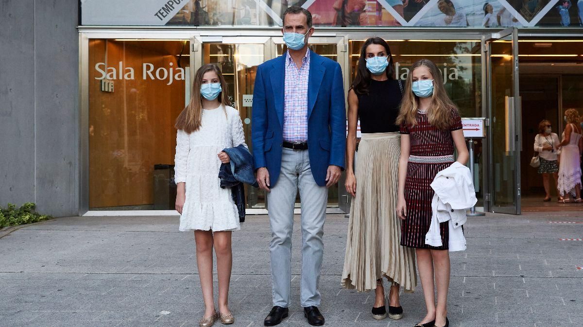 Королева Летиція відвідала театр з чоловіком та дітьми: сімейні фото Королева Летиція відвідала театр з чоловіком та дітьми: сімейні фото