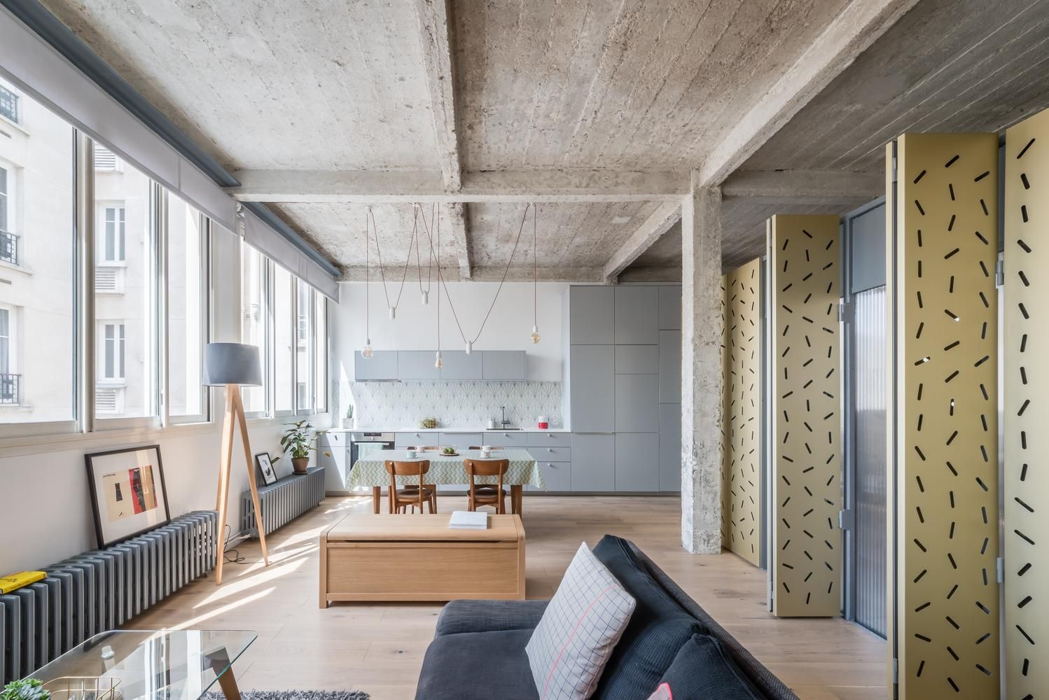 Способ зонирования пространства в квартире: стена из 40 металлических листов из Парижа – фото