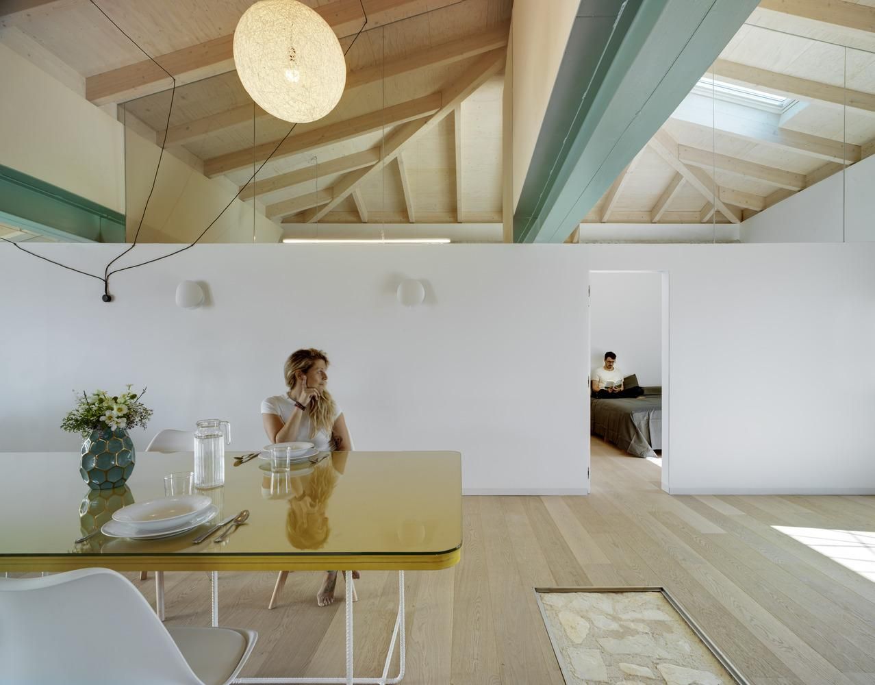 Открытые пространства и отсутствие перекрытия: дом с современным интерьером из Испании – фото