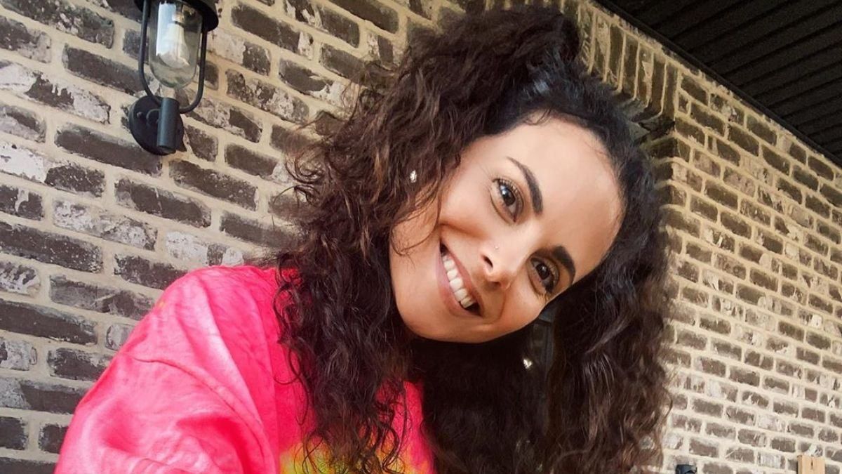 В футболке и кепке: Настя Каменских показала стильный образ на фото с фламинго В футболке и кепке: Настя Каменских показала стильный образ на фото с фламинго