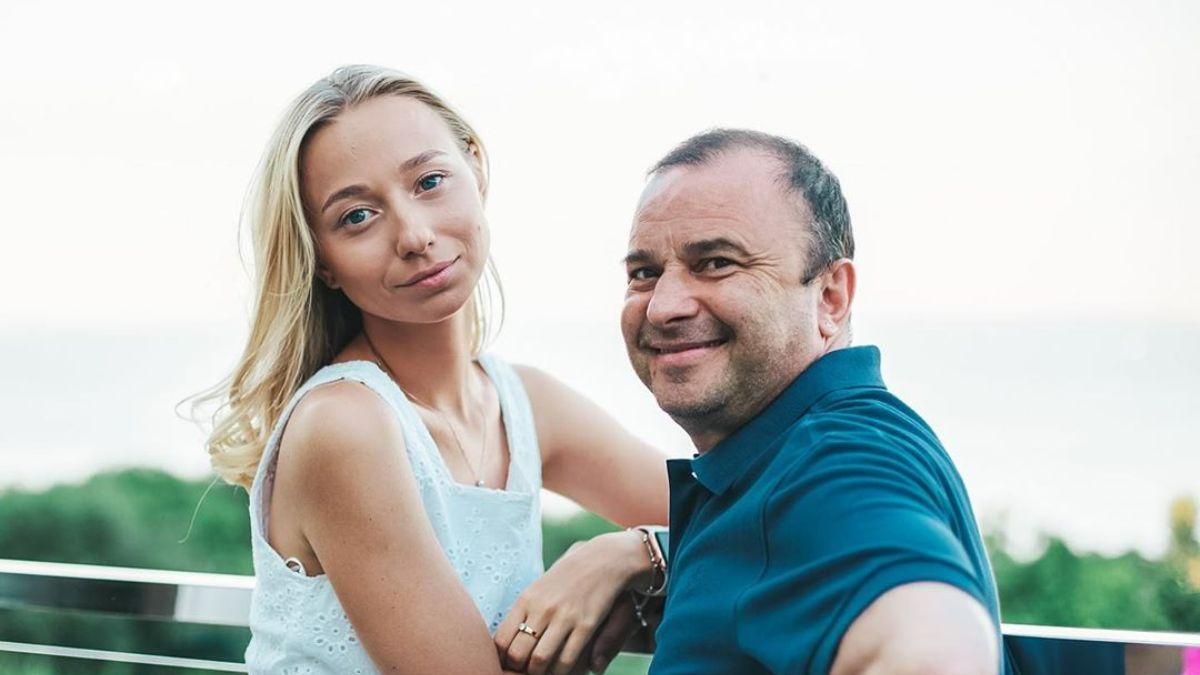 Віктора Павліка засуджують за концерти через хворобу сина: дружина співака відповіла критикам