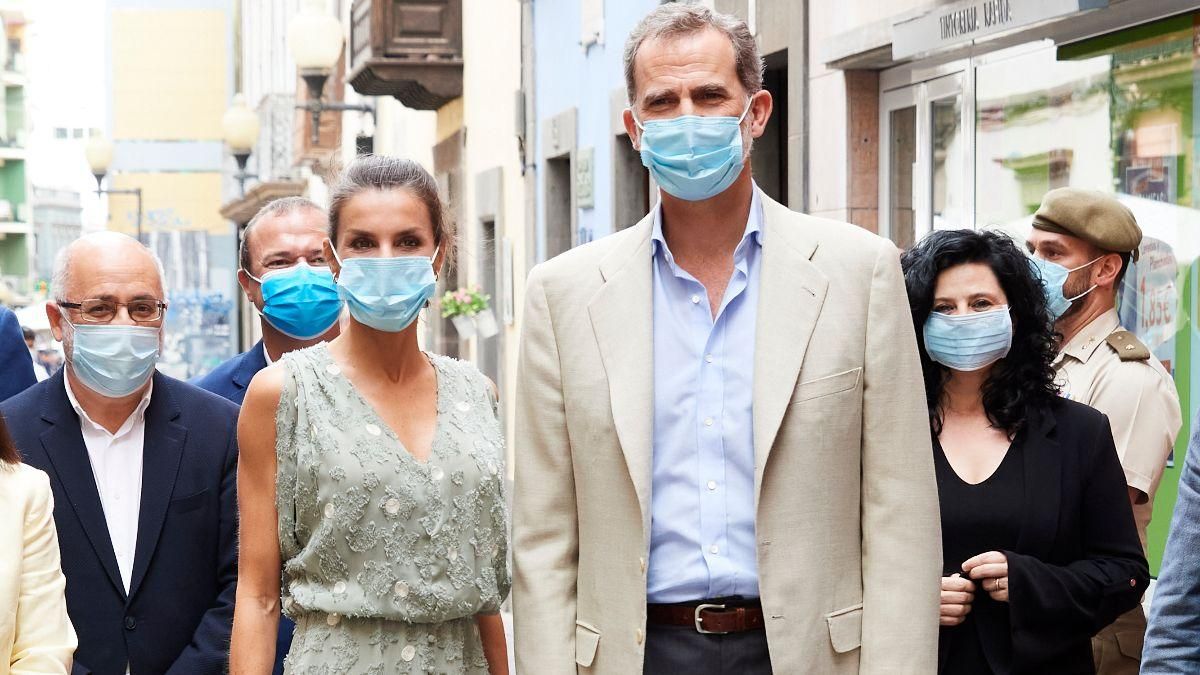 В стильном платье и защитной маске: королева Летиция прилетела с мужем на Канары В стильном платье и защитной маске: королева Летиция прилетела с мужем на Канары