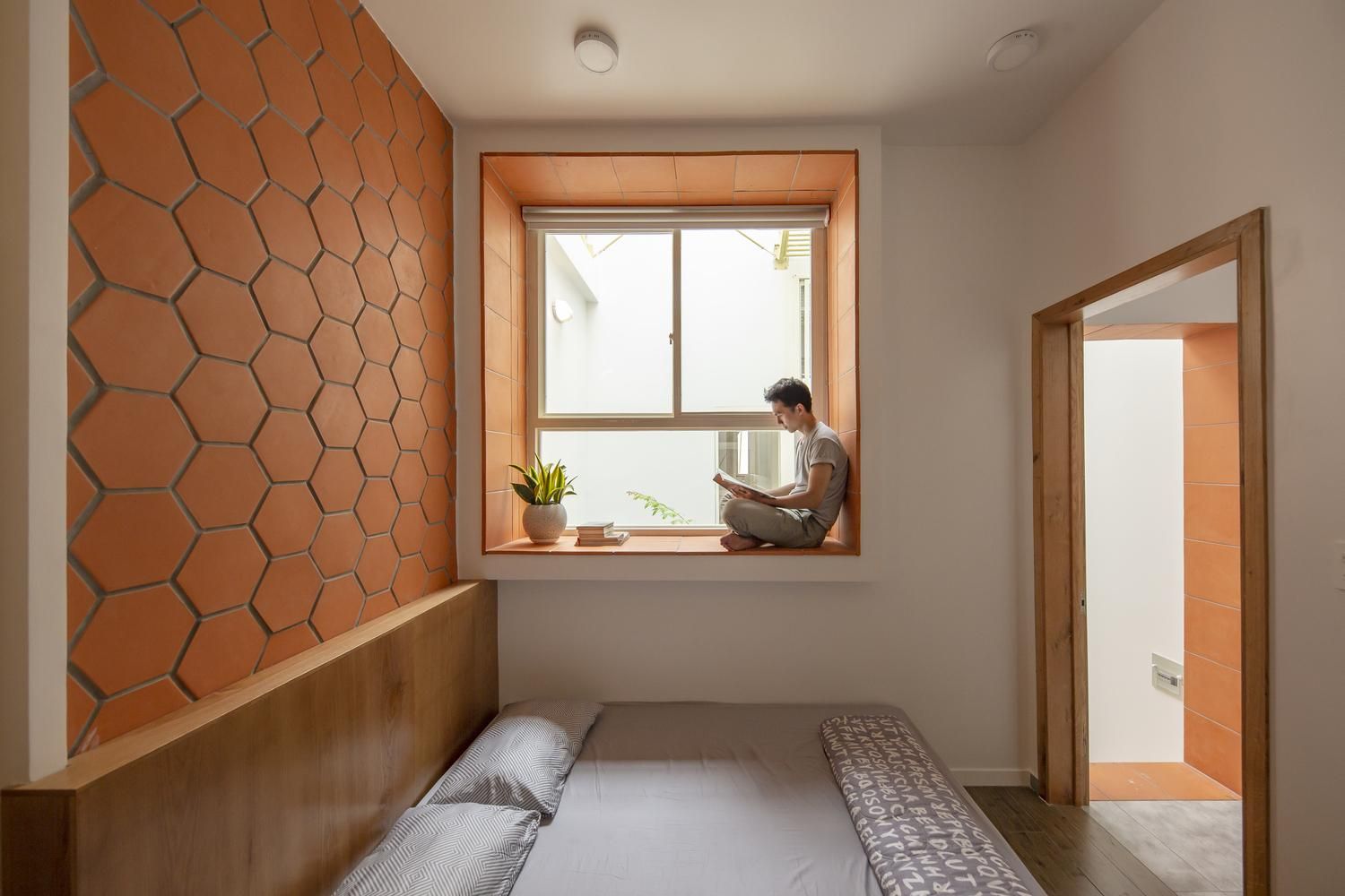 Морквяний колір в інтер'єрі: фото маленького приватного будинку з В'єтнаму Морквяний колір в інтер'єрі: фото маленького приватного будинку з В'єтнаму