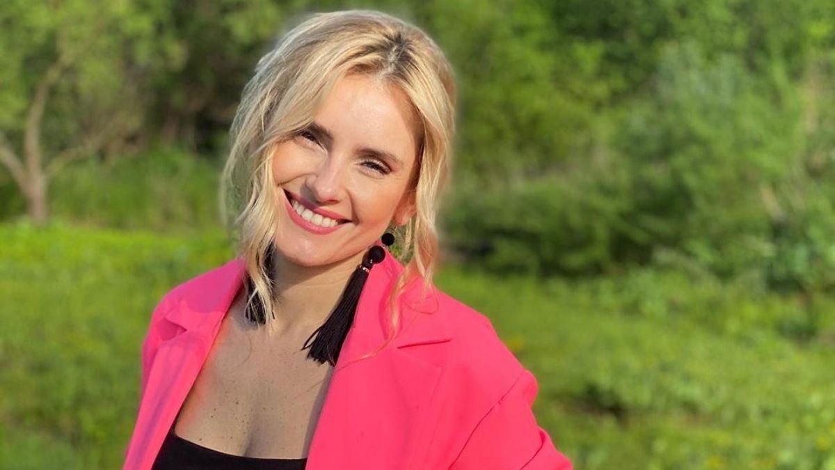 У футболці з яскравим принтом: Ірина Федишин замилувала мережу літнім образом – фото У футболці з яскравим принтом: Ірина Федишин замилувала мережу літнім образом – фото