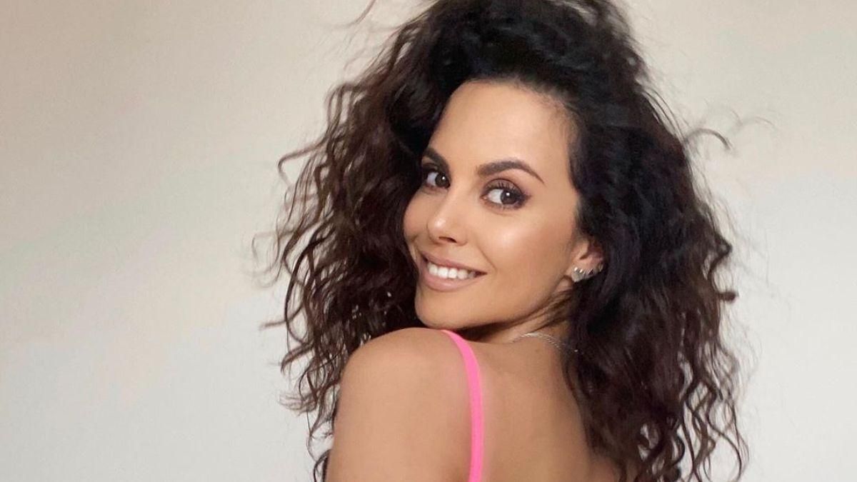 В черном топе и лосинах: Настя Каменских ошеломила стройной фигурой – фото В черном топе и лосинах: Настя Каменских ошеломила стройной фигурой – фото