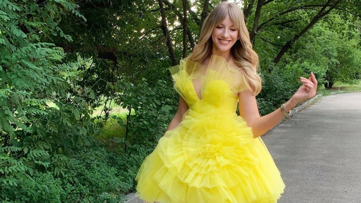 У жовтій сукні посеред поля: Леся Нікітюк похизувалася стрункими ногами – яскраве фото