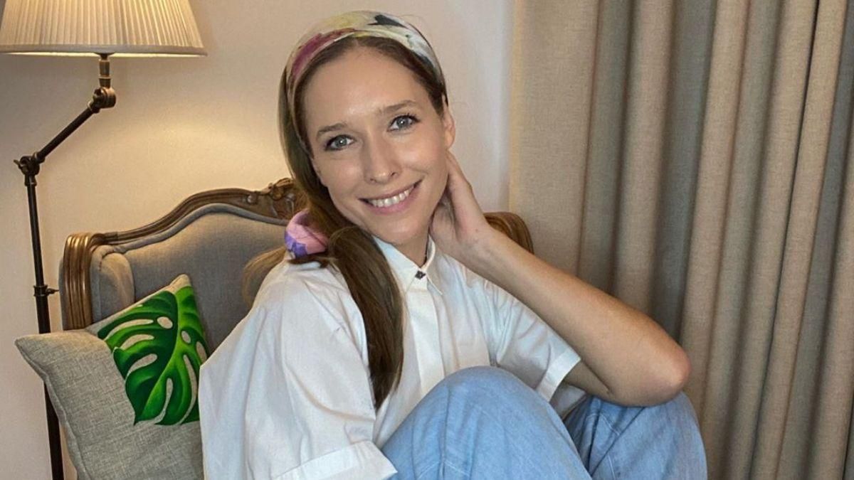 В белых шортах и красной майке: Катя Осадчая показала яркое фото со съемок В белых шортах и красной майке: Катя Осадчая показала яркое фото со съемок