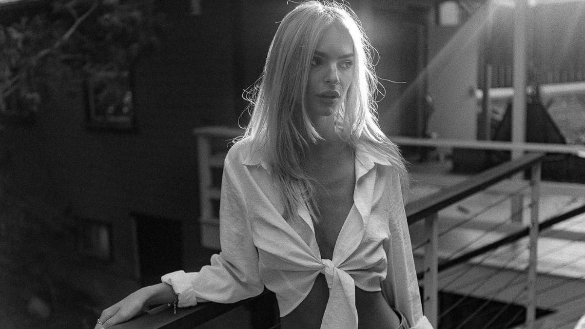 В расстегнутой рубашке: блондинка Эмили Ратаковски похвасталась обнаженной грудью – фото