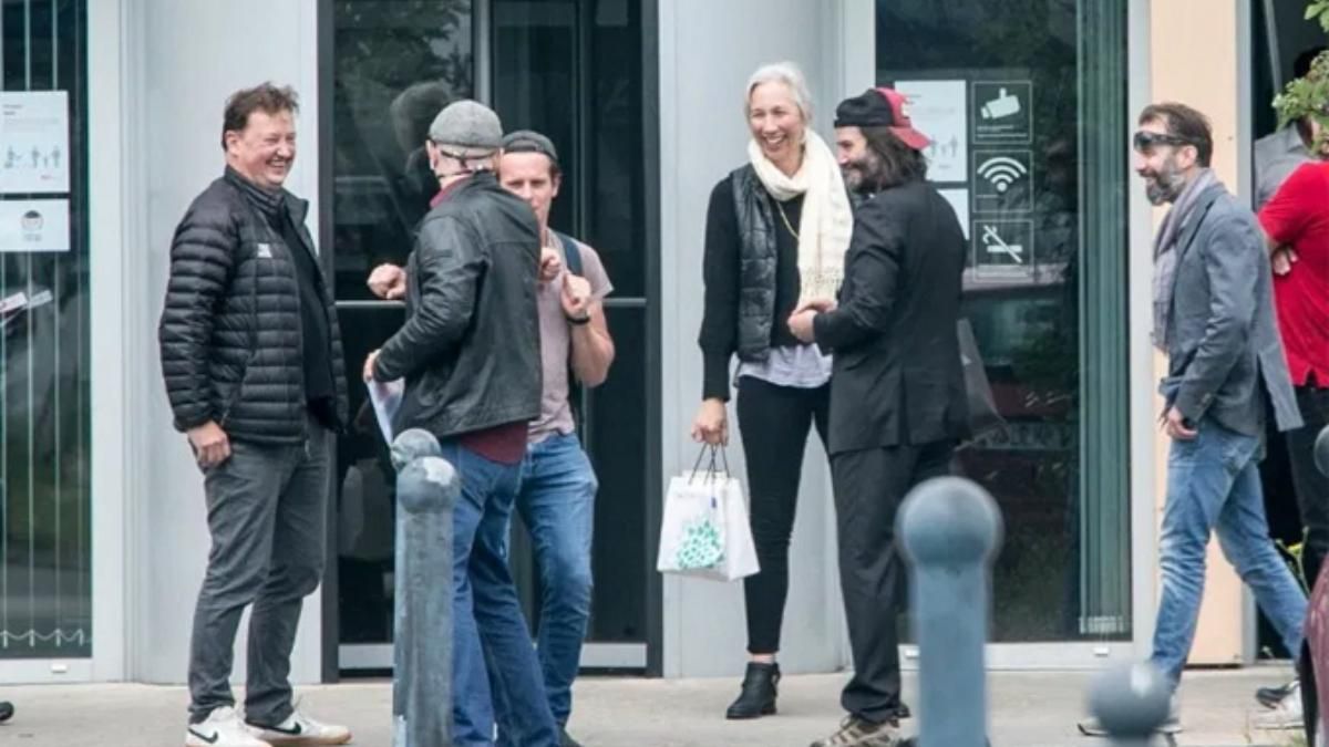 В Берліні відновились зйомки до фільму "Матриця 4": кохана Кіану Рівза прилетіла з ним В Берліні відновились зйомки до фільму "Матриця 4": кохана Кіану Рівза прилетіла з ним