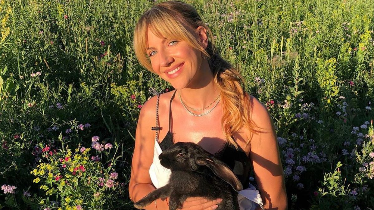 С кроликом в руках: Леся Никитюк очаровала сеть яркими фотографиями