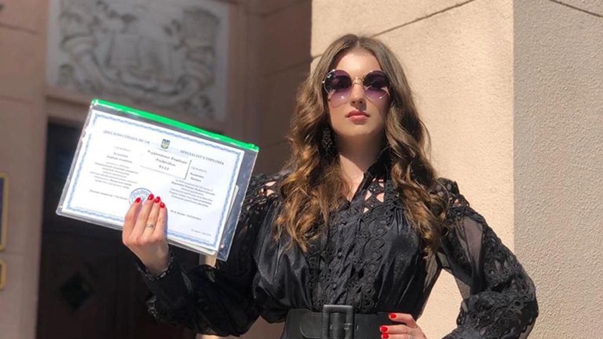Дочь Скрябина получила образование врача: фото с выпускного в черном мини-платье
