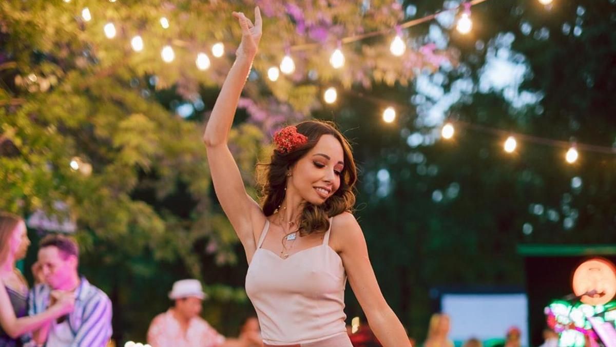 У короткій спідниці: Катерина Кухар вразила образом на пляжній вечірці – яскраві фото У короткій спідниці: Катерина Кухар вразила образом на пляжній вечірці – яскраві фото