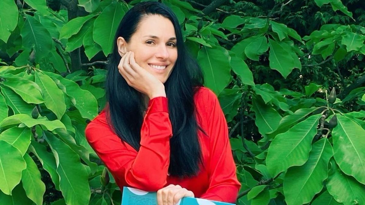 В красном костюме: Маша Ефросинина показала, как собирала черешню – яркое видео В красном костюме: Маша Ефросинина показала, как собирала черешню – яркое видео