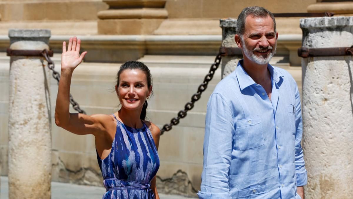 В маске и эффектном сарафане: королева Летиция провела стильный выход – фото В маске и эффектном сарафане: королева Летиция провела стильный выход – фото