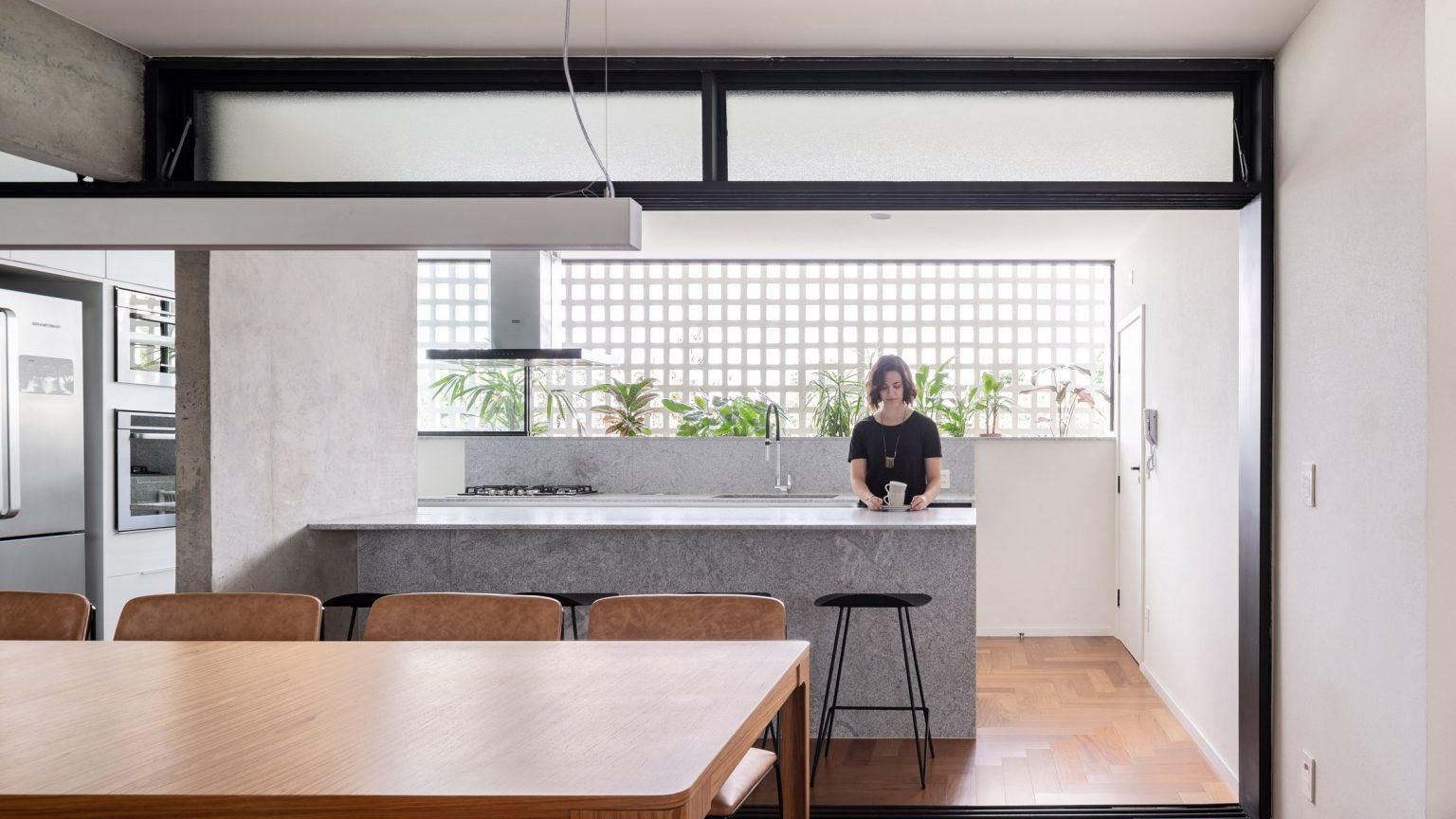Ремонт с использованием полупрозрачного стекла: реновация пространства квартиры из Бразилии