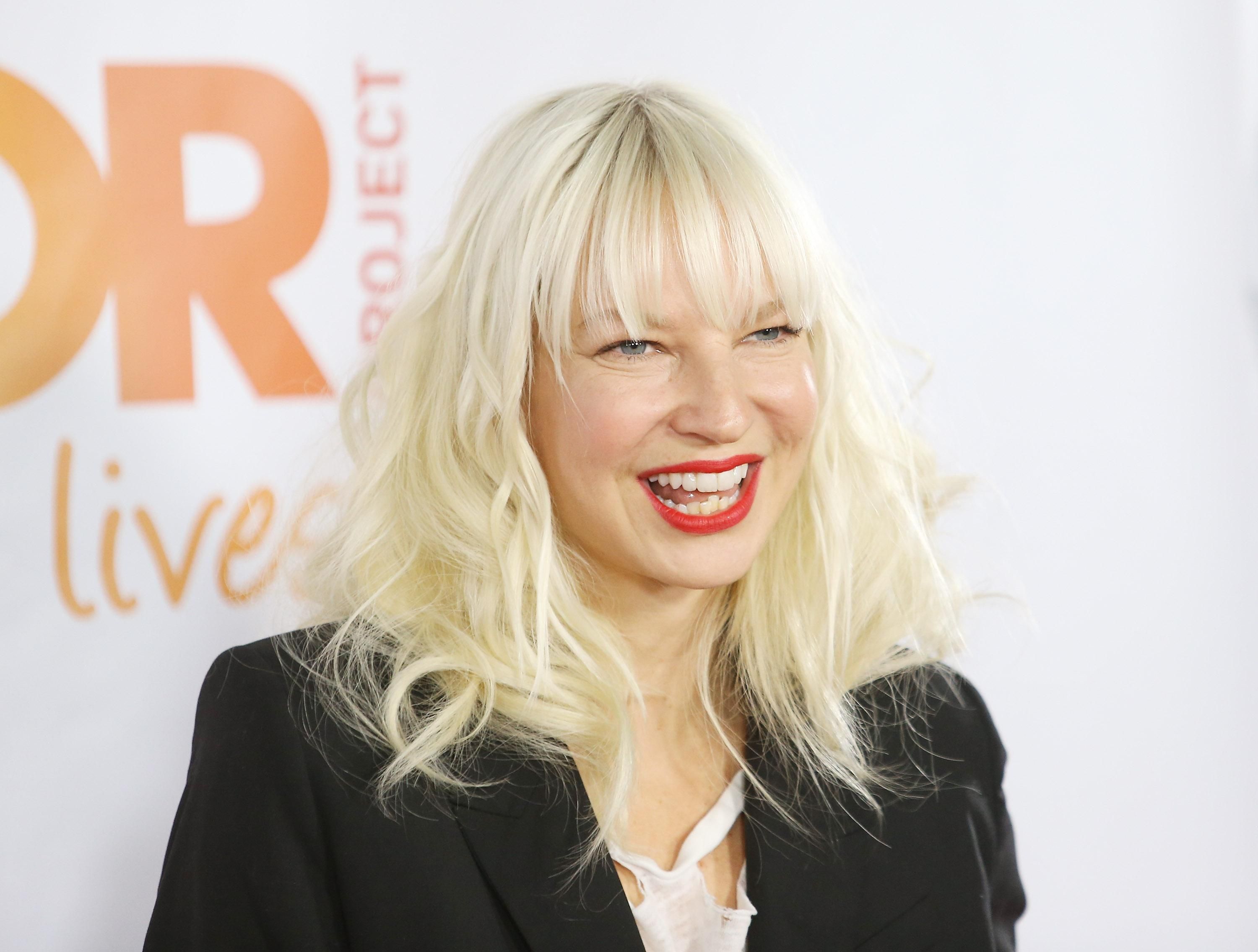 Через рік після усиновлення дітей співачка Sia стала бабусею