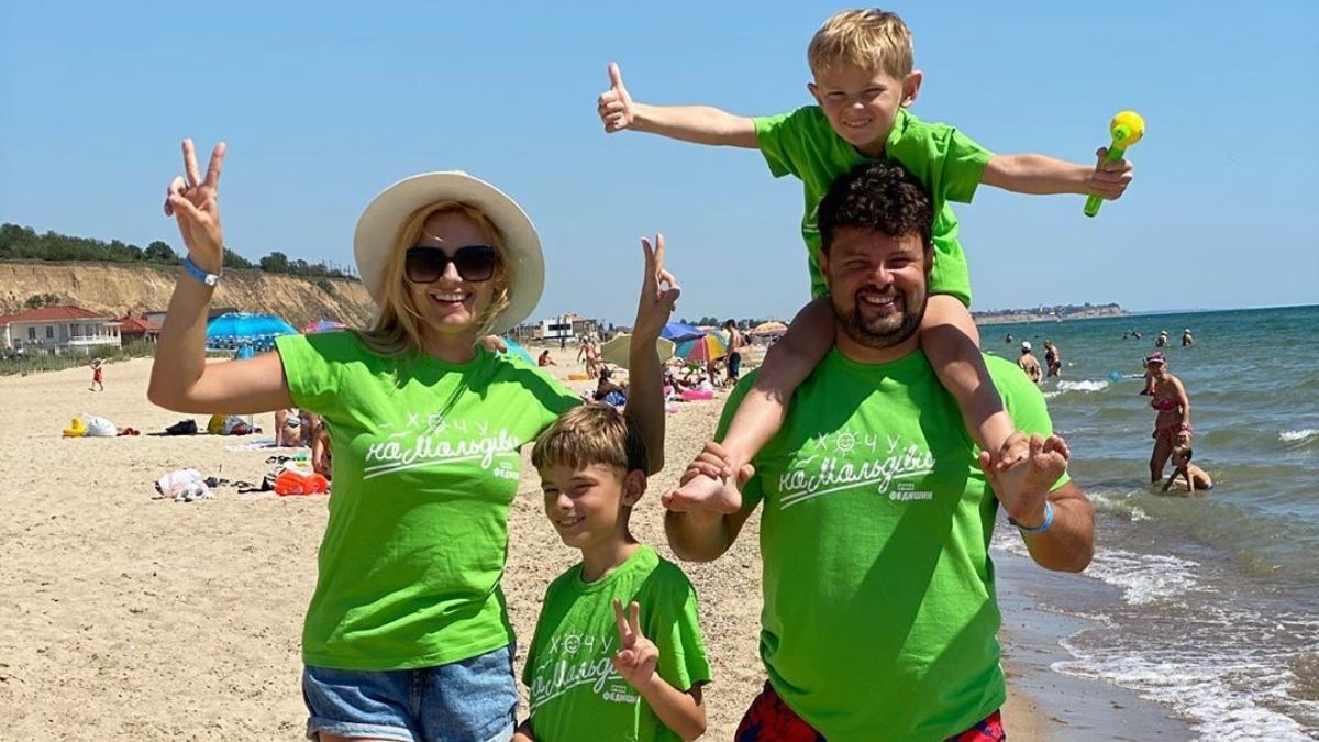 На пляже в одинаковых футболках: Ирина Федишин с семьей отпраздновала годовщину свадьбы друзей