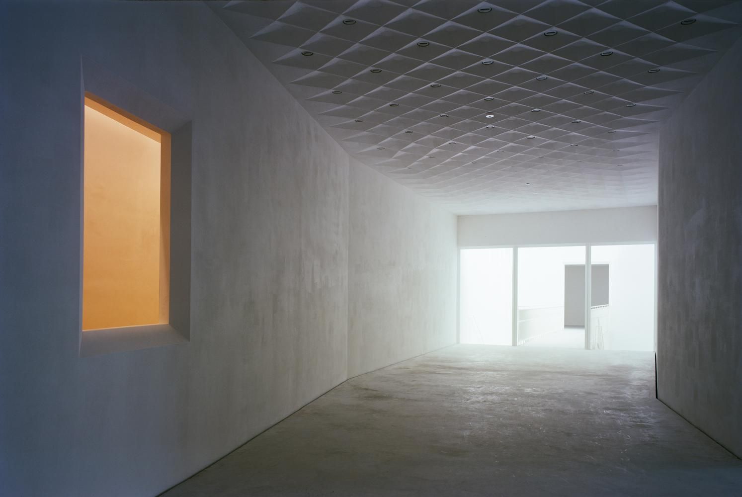 Минимализм и контраст белого с красным: увлекательные фото музея из Бельгии Минимализм и контраст белого с красным: увлекательные фото музея из Бельгии