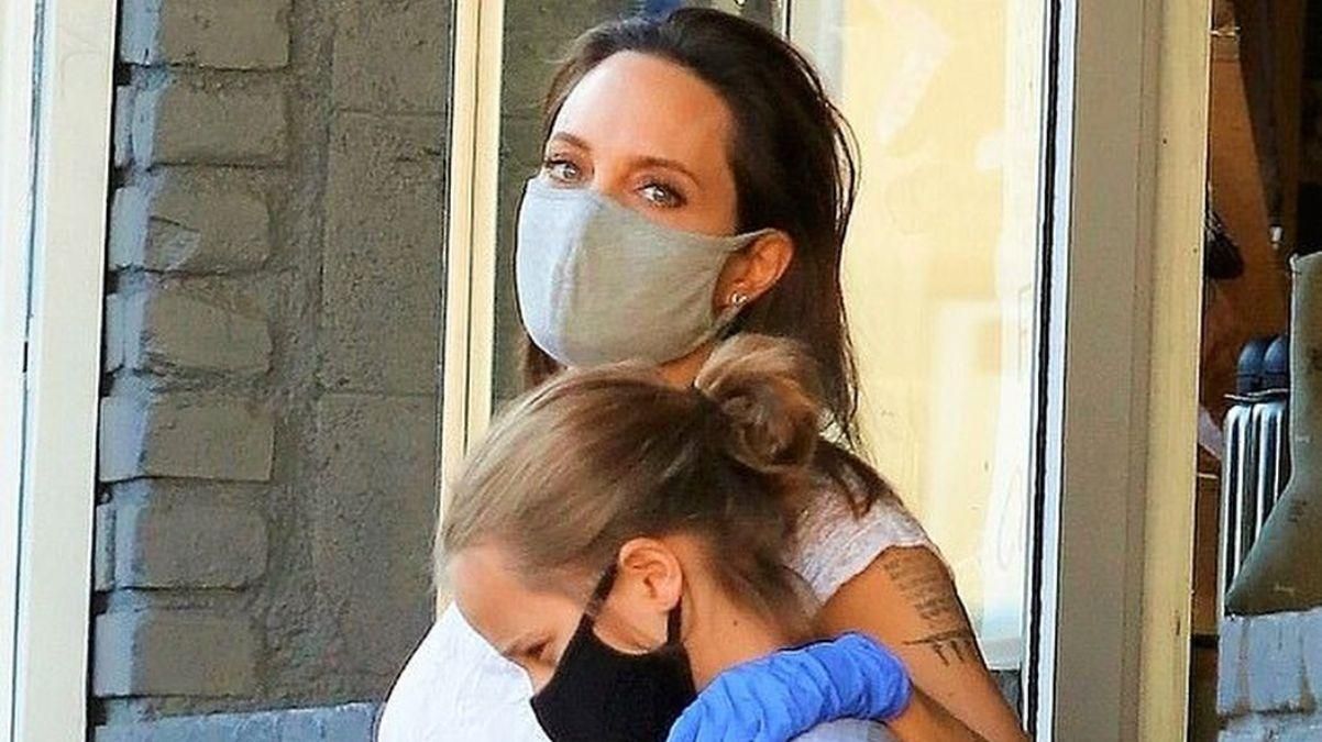У літній сукні, захисній масці та рукавицях: Анджеліна Джолі вирушила на шопінг в Лос-Анджелесі