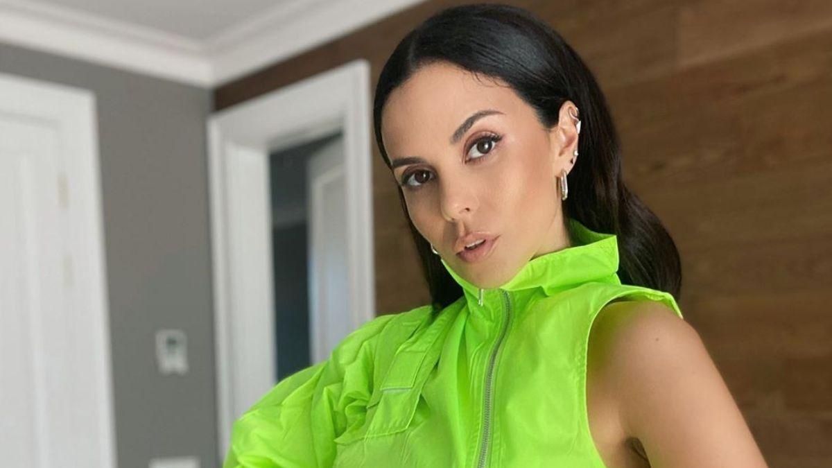 В мини-шортах и топе со змеиным принтом: Настя Каменских похвасталась летним образом-фото В мини-шортах и топе со змеиным принтом: Настя Каменских похвасталась летним образом-фото