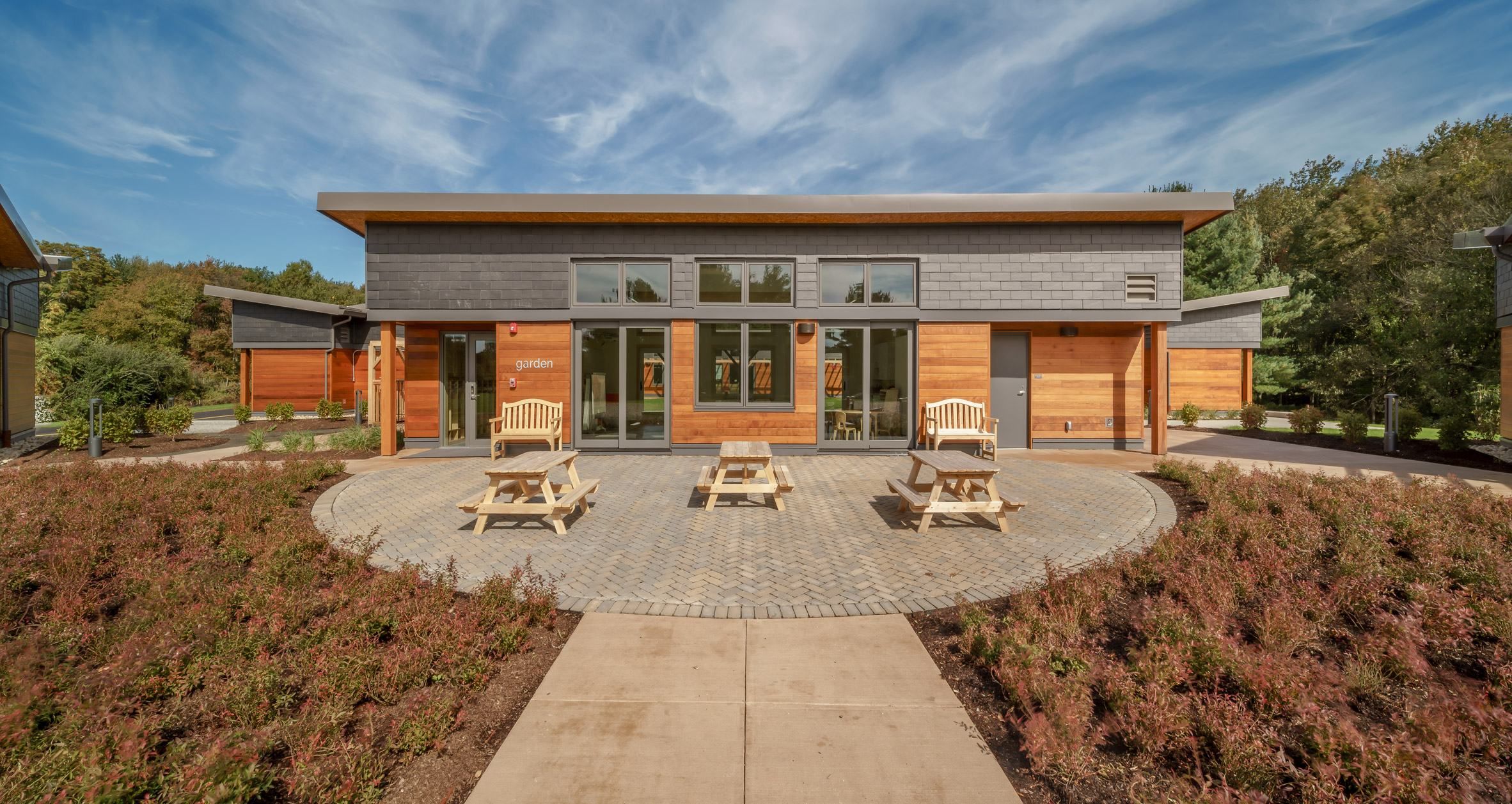 Сотні шматків шиферу: популярності набирає нова технологія для облицювання фасаду – фото Сотні шматків шиферу: популярності набирає нова технологія для облицювання фасаду – фото