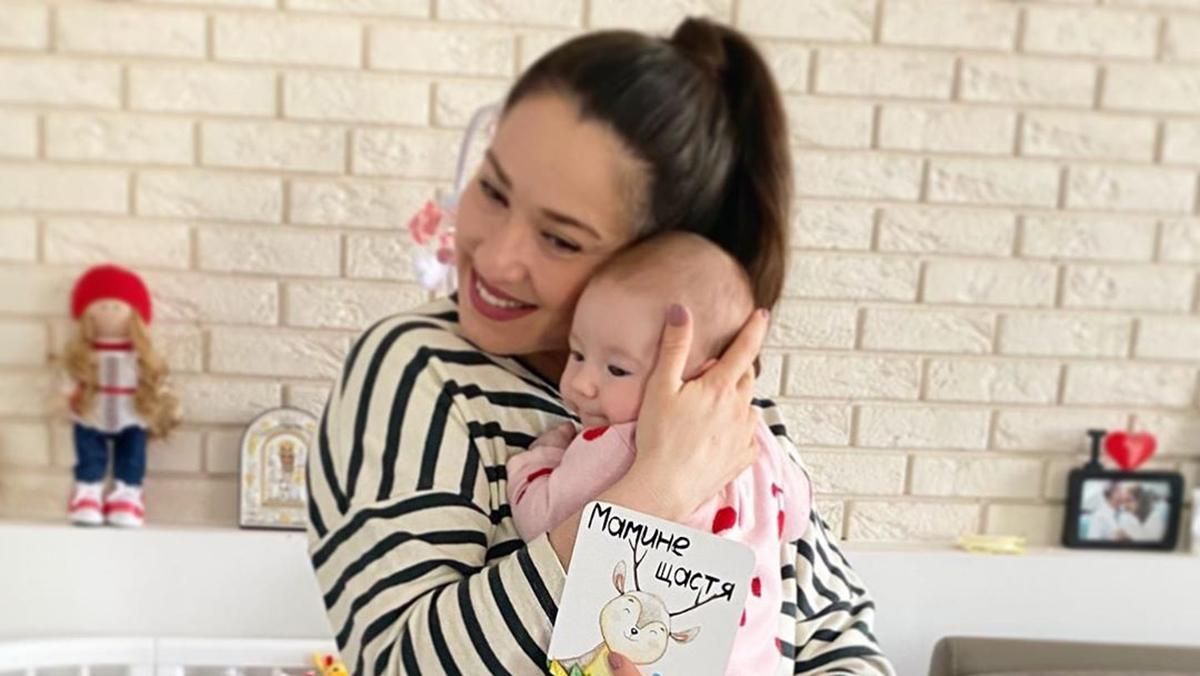 Наталка Карпа накормила дочь грудью в общественном месте: фото раскритиковали в сети
Наталка Карпа накормила дочь грудью в общественном месте: фото раскритиковали в сети