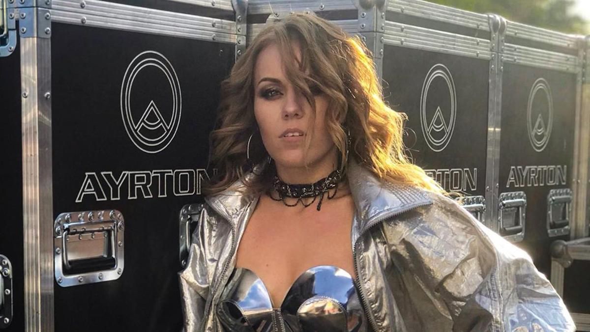 Фатальна брюнетка: Alyosha заінтригувала зміною іміджу – фото Фатальна брюнетка: Alyosha заінтригувала зміною іміджу – фото