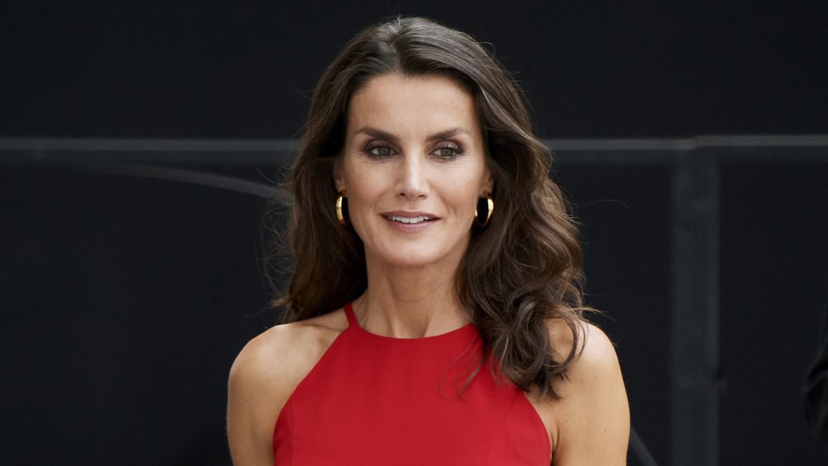 В элегантном красном платье: королева Летиция поразила публику изысканным образом – фото В элегантном красном платье: королева Летиция поразила публику изысканным образом – фото