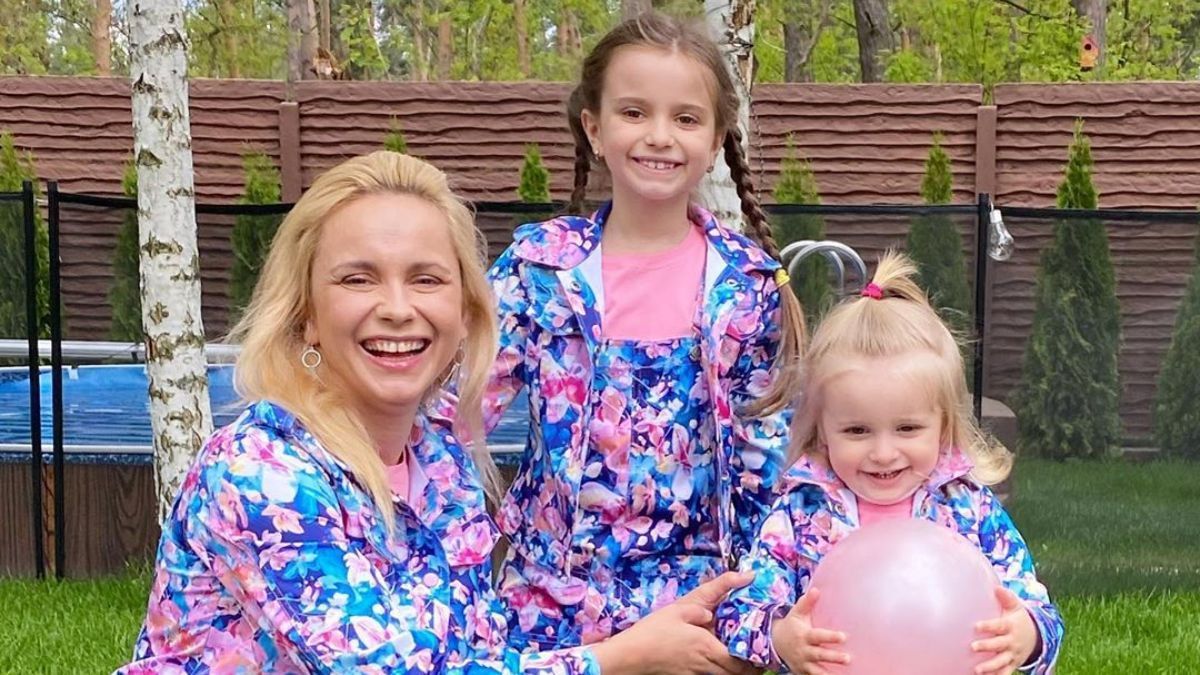 Лілія Ребрик зачарувала мережу яскравим фото з доньками Лілія Ребрик зачарувала мережу яскравим фото з доньками