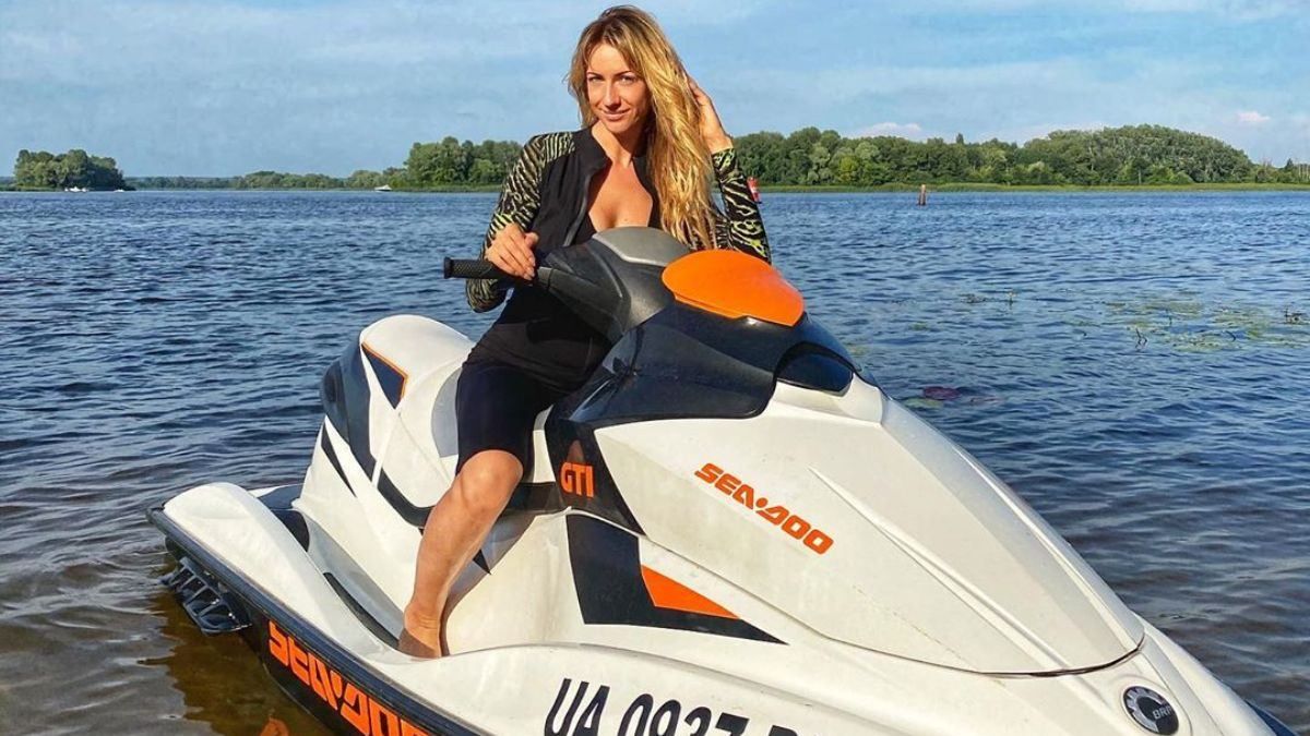 В велосипедках и облегающей майке: Леся Никитюк покаталась на гидроцикле в дерзком образе В велосипедках и облегающей майке: Леся Никитюк покаталась на гидроцикле в дерзком образе