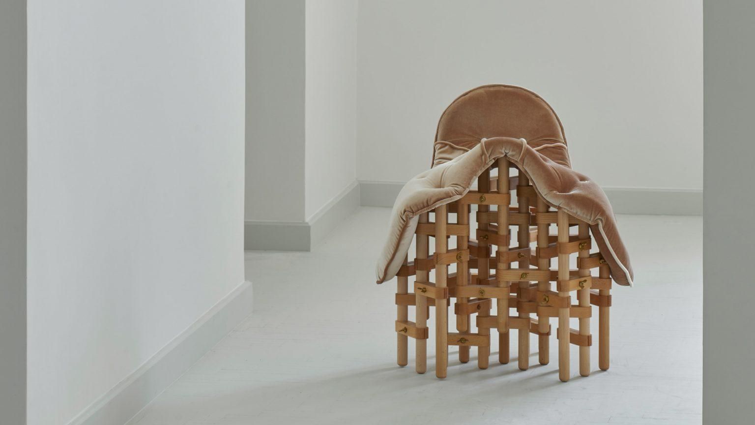 Ковбойське сідло: концепт дивного дерев'яного стільця, який є надзвичайно зручним – фото