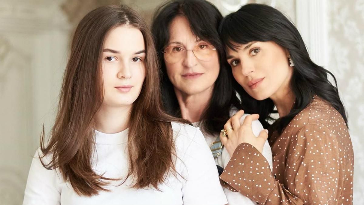 Маша Ефросинина поразила невероятной схожестью с матерью и дочкой: проникновенное фото