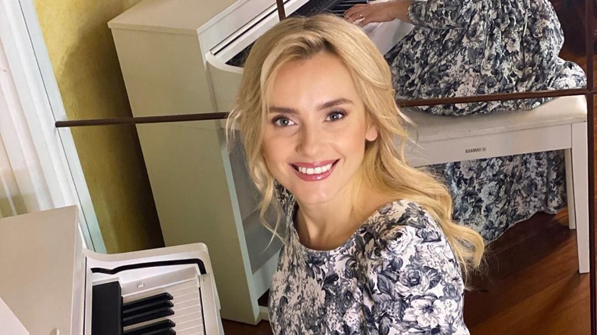 В платье с цветочным принтом: Ирина Федишин покорила изысканным образом – фото В платье с цветочным принтом: Ирина Федишин покорила изысканным образом – фото