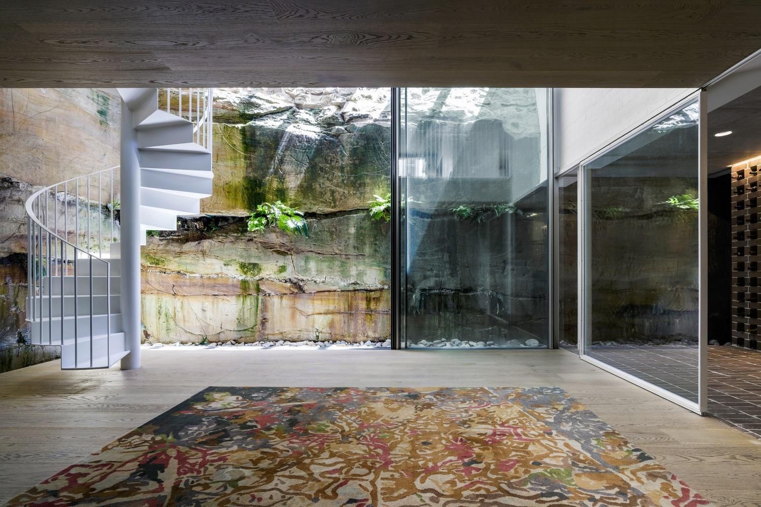 Создана природой: в Австралии построили приморский коттедж с стеной из скалы – фото Создана природой: в Австралии построили приморский коттедж с стеной из скалы – фото