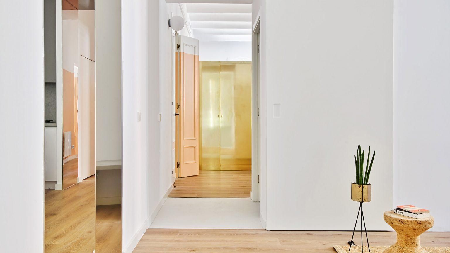 Золотые шкафы и яркие цвета: пример очаровательного интерьера дома для большой семьи из Испании