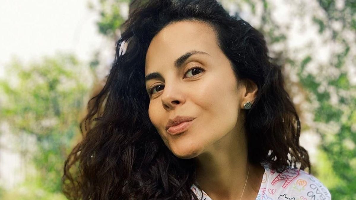 В белой футболке с ярким принтом: Настя Каменских похвасталась летним образом – фото В белой футболке с ярким принтом: Настя Каменских похвасталась летним образом – фото