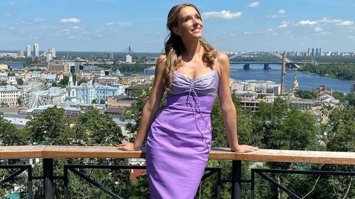 У ліловій сукні: Катя Осадча замилувала мережу яскравим фото на тлі Києва 