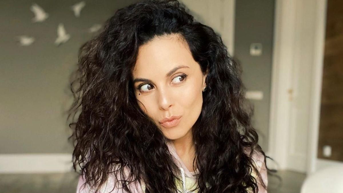 В джинсах и свитшоте: Настя Каменских похвасталась нежным образом – фото В джинсах и свитшоте: Настя Каменских похвасталась нежным образом – фото