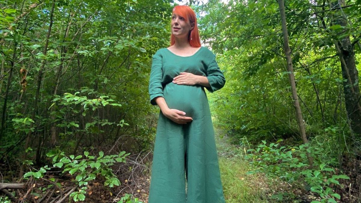 В льняном изумрудном комбинезоне: беременная Светлана Тарабарова побывала в лесу – милые фото