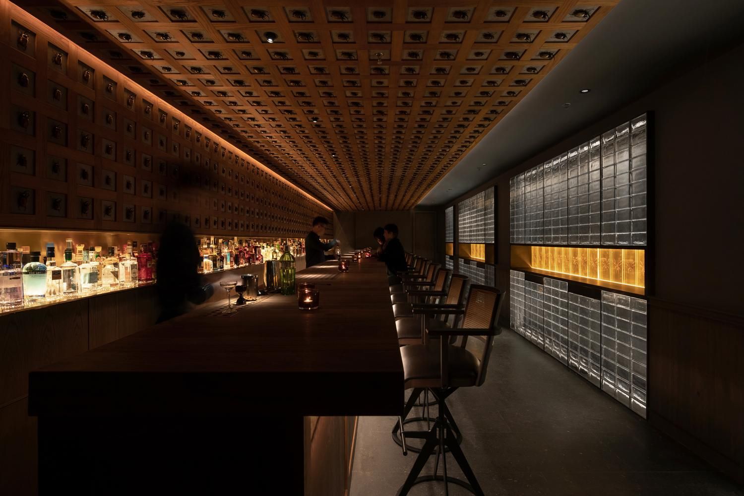 Секретний паб: в Шанхаї відкрили бар в підвалі зі стильним інтер'єром – фото 