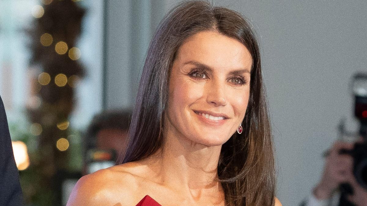 У вечірній сукні: королева Летиція продемонструвала елегантний образ на урочистій вечері – фото У вечірній сукні: королева Летиція продемонструвала елегантний образ на урочистій вечері – фото