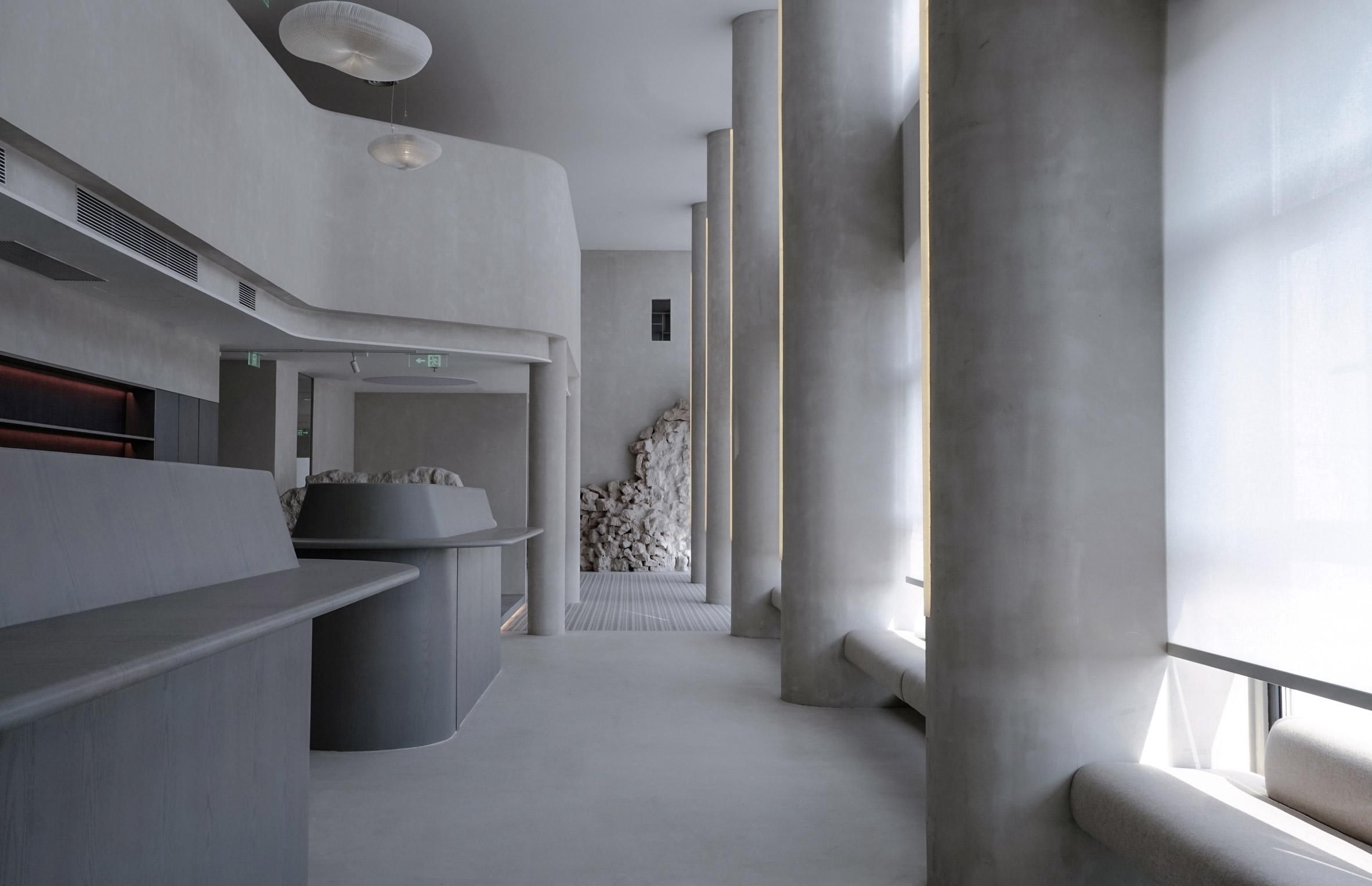 Серо-белый дизайн: футуристический офис в столице Китая – фото Серо-белый дизайн: футуристический офис в столице Китая – фото