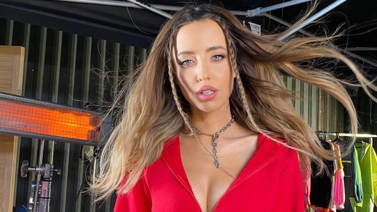 В купальнике на надувном единороге: Надя Дорофеева показала развлечения в бассейне – яркое видео В купальнике на надувном единороге: Надя Дорофеева показала развлечения в бассейне – яркое видео