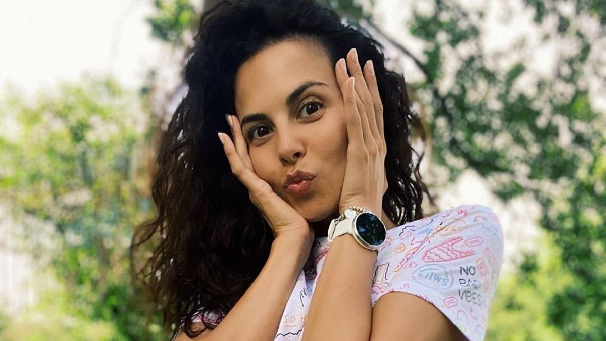 Із польовими квітами на спині та в мінішортах: Настя Каменських підкорила мережу літнім фото Із польовими квітами на спині та в мінішортах: Настя Каменських підкорила мережу літнім фото