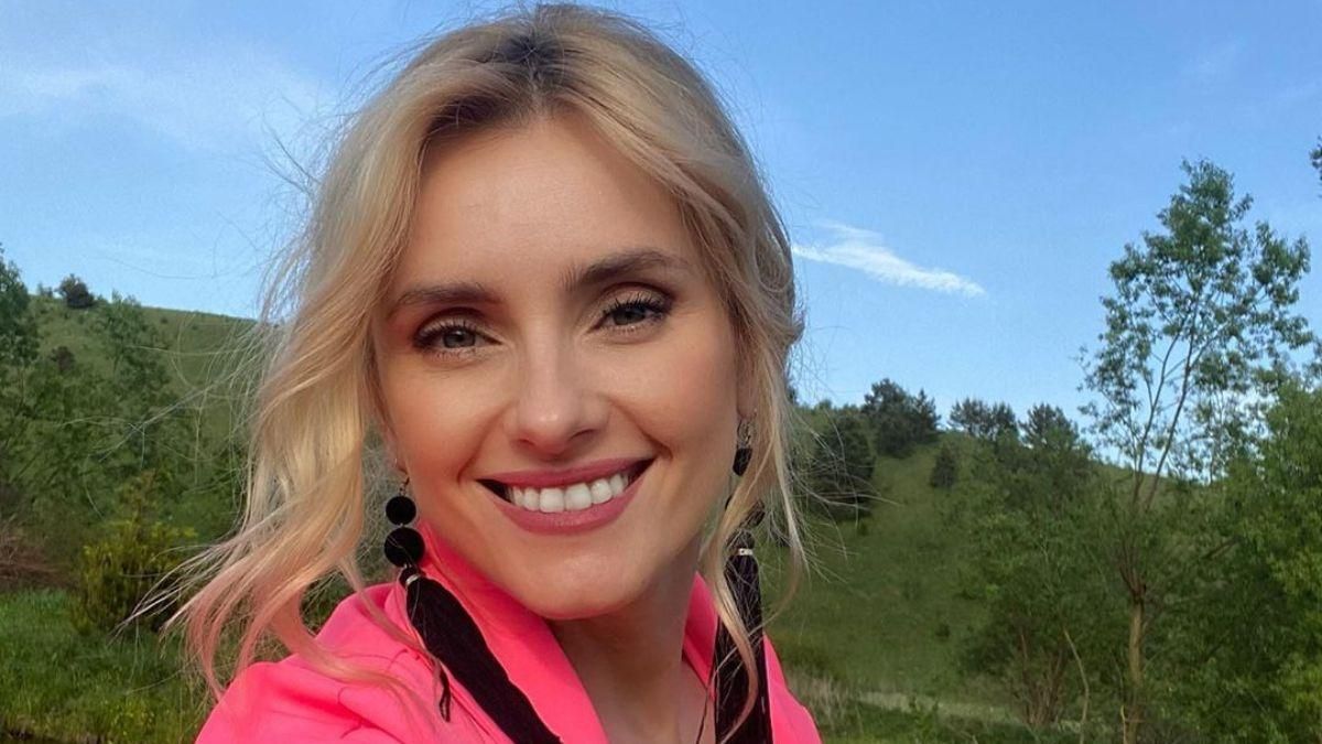 В джинсах и рубашке в клеточку: Ирина Федишин отправилась в Карпаты – живописные фото В джинсах и рубашке в клеточку: Ирина Федишин отправилась в Карпаты – живописные фото