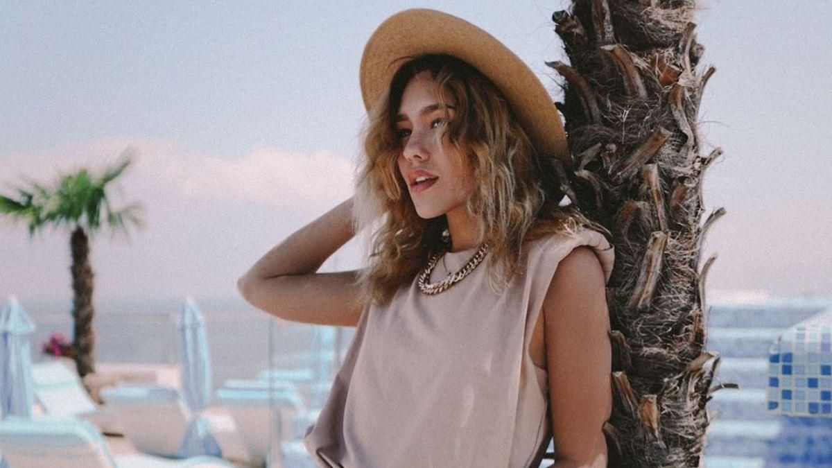 У білій сукні з оголеними плечима: Даша Квіткова показала літній образ на палубі яхти – фото У білій сукні з оголеними плечима: Даша Квіткова показала літній образ на палубі яхти – фото