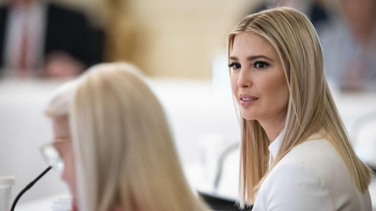 У білосніжній спідниці та блузі: Іванка Трамп показала ефектний літній образ У білосніжній спідниці та блузі: Іванка Трамп показала ефектний літній образ