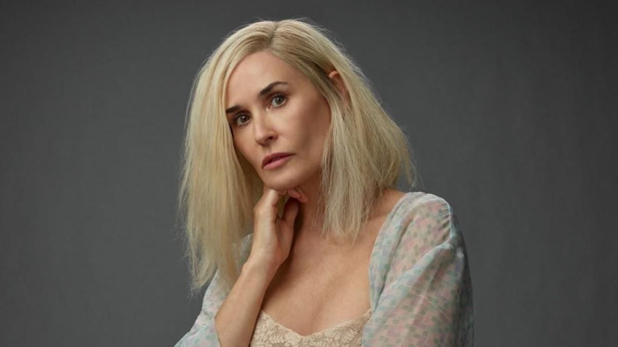 У прозорому халаті та з білявим волоссям: Демі Мур показала нові фото з серіалу У прозорому халаті та з білявим волоссям: Демі Мур показала нові фото з серіалу