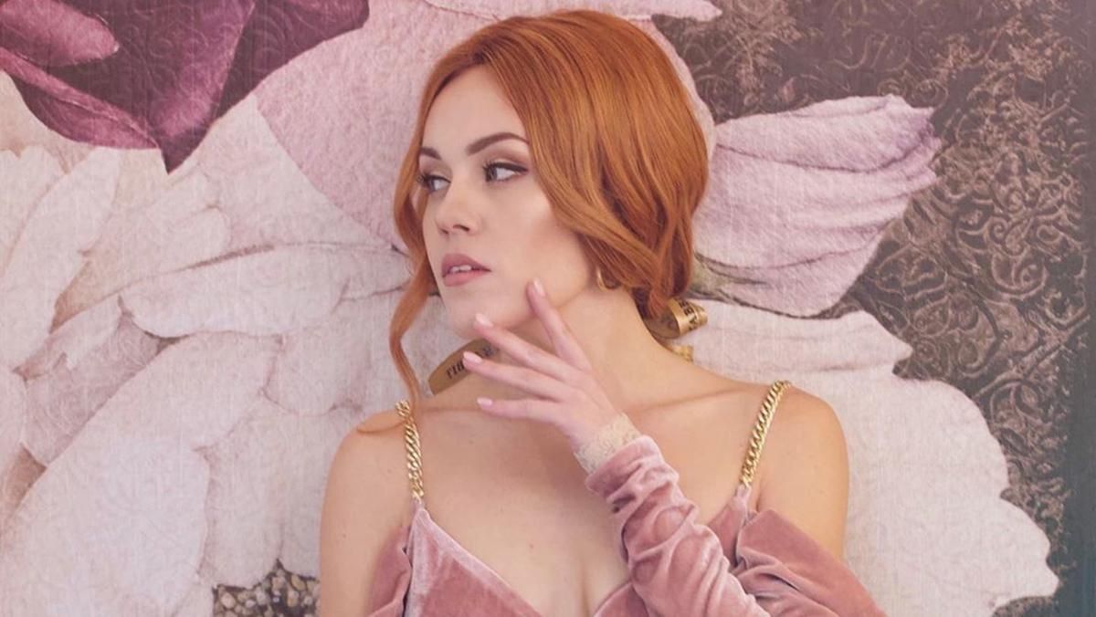 Дома на фоне полотна: беременная Alyosha рассказала о съемках видео на песню "НеВоНа" Дома на фоне полотна: беременная Alyosha рассказала о съемках видео на песню "НеВоНа"