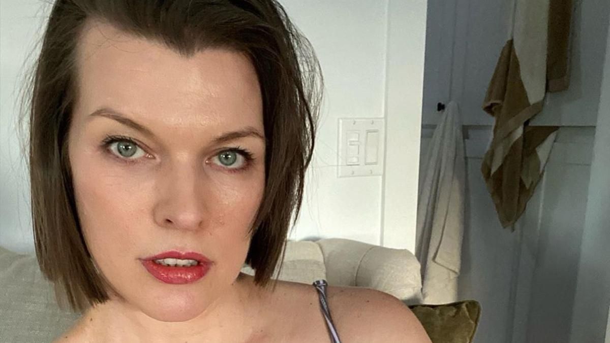 С заплаканной дочкой на руках: Милла Йовович призвала надевать маски – забавное фото С заплаканной дочкой на руках: Милла Йовович призвала надевать маски – забавное фото